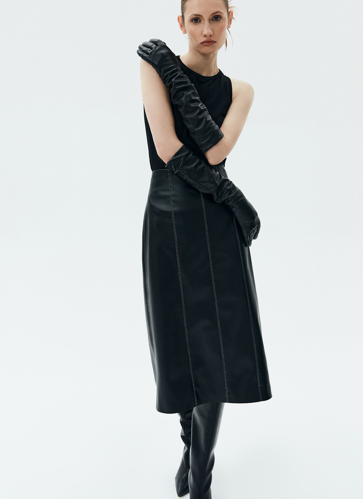 Юбка из экокожи, цвет: Черный Allweneed
Юбкаиз эластичной экокожи. Рельеф по всей длине изделия. Модель имеет контрастные отстрочки, которые вытягивают силуэт. Экокожа хорошо держит форму и обеспечивает правильную посадку по фигуре. Эта юбка заменит классическую модель в офисе. Вы можете также стилизовать ее для вечернего образа и добавить ещё деталей из экокожи.