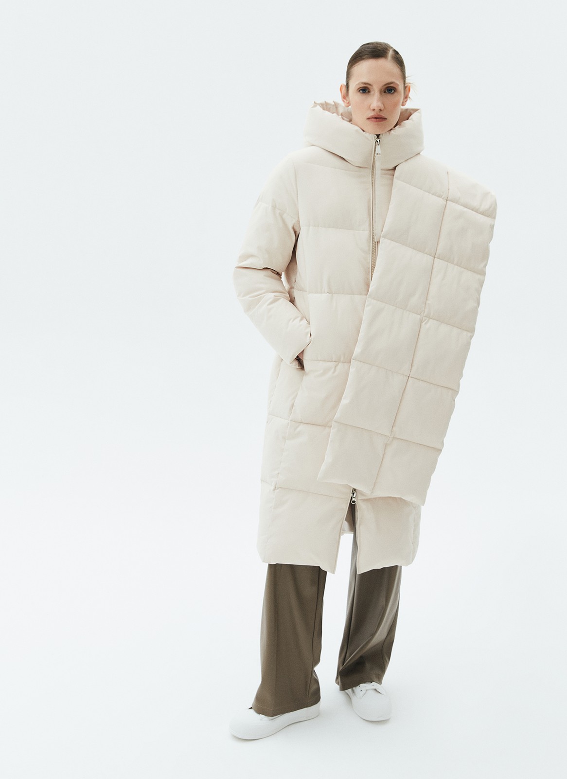 






Пуховик прямого кроя со съемным шарфом. Удобная застежка на молнию и высокое горло, которое защищает от ветра. Для большего тепла вы можете завязать шарф в тон модели. Изделие имеет водоотталкивающий эффект. В нем легко отправиться на долгую прогулку и не замёрзнуть в холода. Держит тепло до - 25. При сильном дожде использование зонта обязательно.