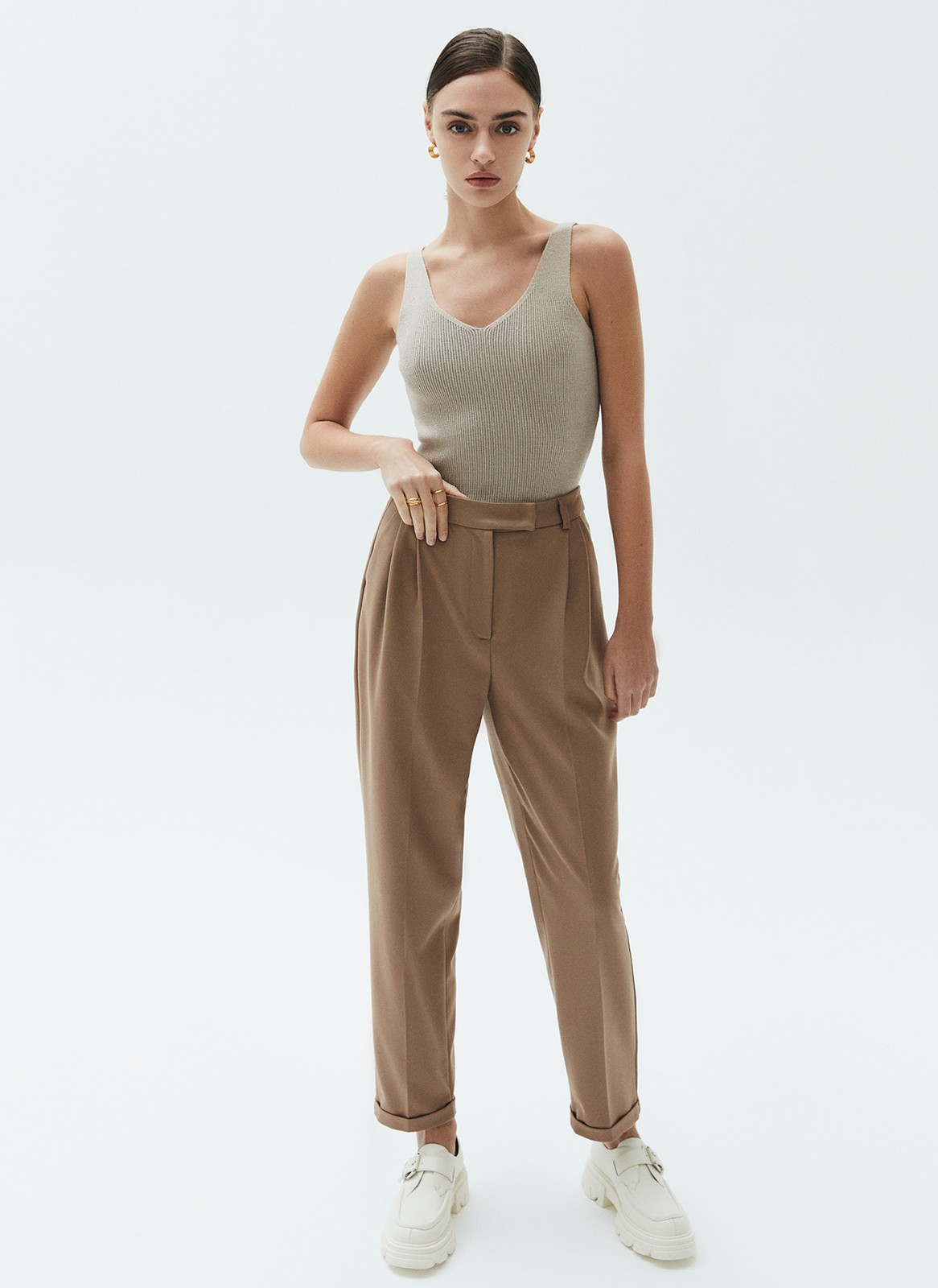 Топ из вязаного трикотажа, цвет: бежевый Allweneed Топ из нежного трикотажа. Наш бестселлер в новом исполнении. Благодаря вискозе вам будет комфортно даже жарким днем. Пряжа дарит приятные тактильные ощущения. Рекомендуем носить как альтернативу футболкам.