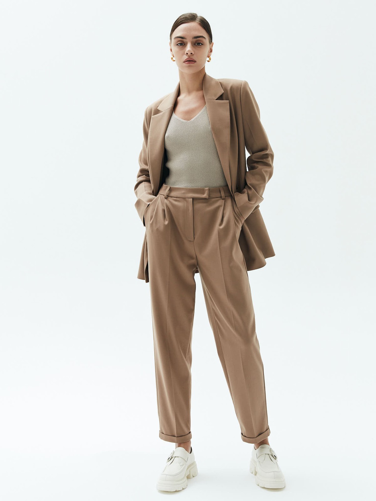 Брюки укороченные с манжетом, цвет: ТЕМНЫЙ КЭМЕЛ Allweneed
Брюки укороченные слегка зауженного кроя. Модель со скрытой застёжкой и двумя глубокими карманами. Мы изготовили брюки с манжетами, которые позволяют модели лучше сидеть по ноге. Советуем носить изделие с лоферами или ботинками, а для особого случая надеть их с туфлями на каблуке.