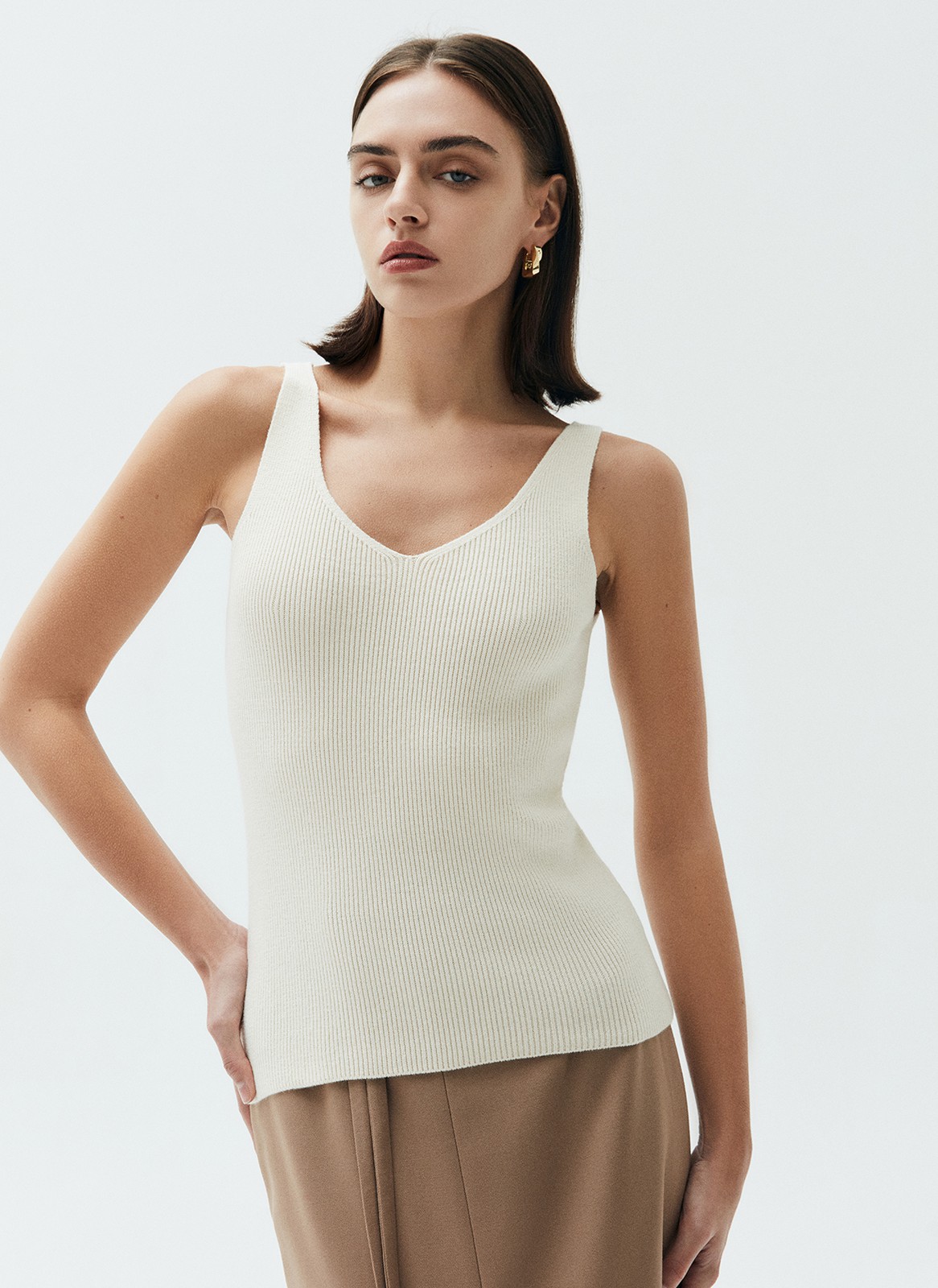 Топ из вязаного трикотажа, цвет: молочный Allweneed Топ из нежного трикотажа. Наш бестселлер в новом исполнении. Благодаря вискозе вам будет комфортно даже жарким днем. Пряжа дарит приятные тактильные ощущения. Рекомендуем носить как альтернативу футболкам.