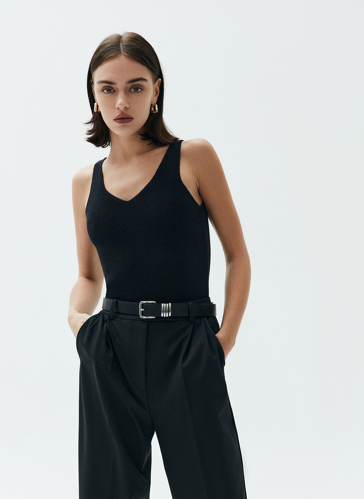 Топ из вязаного трикотажа, цвет: Черный Allweneed Топ из нежного трикотажа. Наш бестселлер в новом исполнении. Благодаря вискозе вам будет комфортно даже жарким днем. Пряжа дарит приятные тактильные ощущения. Рекомендуем носить как альтернативу футболкам.