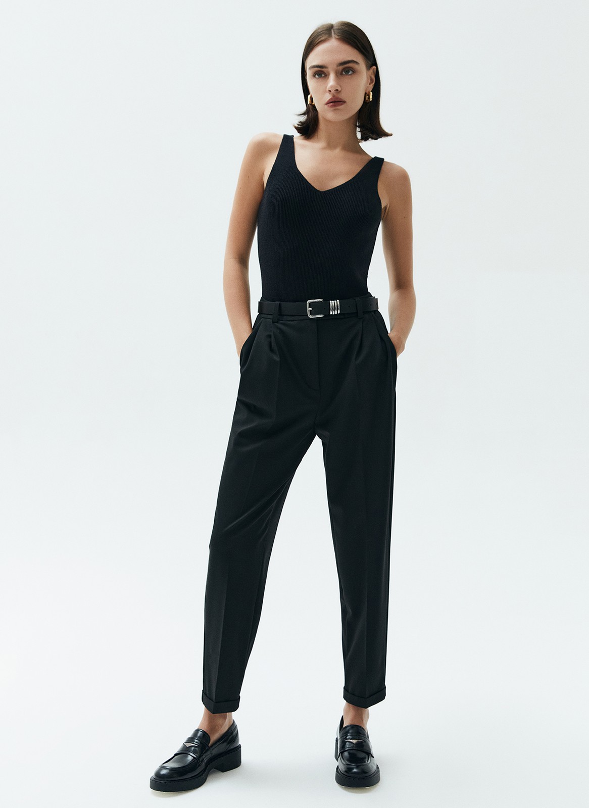 Брюки укороченные с манжетом, цвет: Черный Allweneed
Брюки укороченные слегка зауженного кроя. Модель со скрытой застёжкой и двумя глубокими карманами. Мы изготовили брюки с манжетами, которые позволяют модели лучше сидеть по ноге. Советуем носить изделие с лоферами или ботинками, а для особого случая надеть их с туфлями на каблуке.