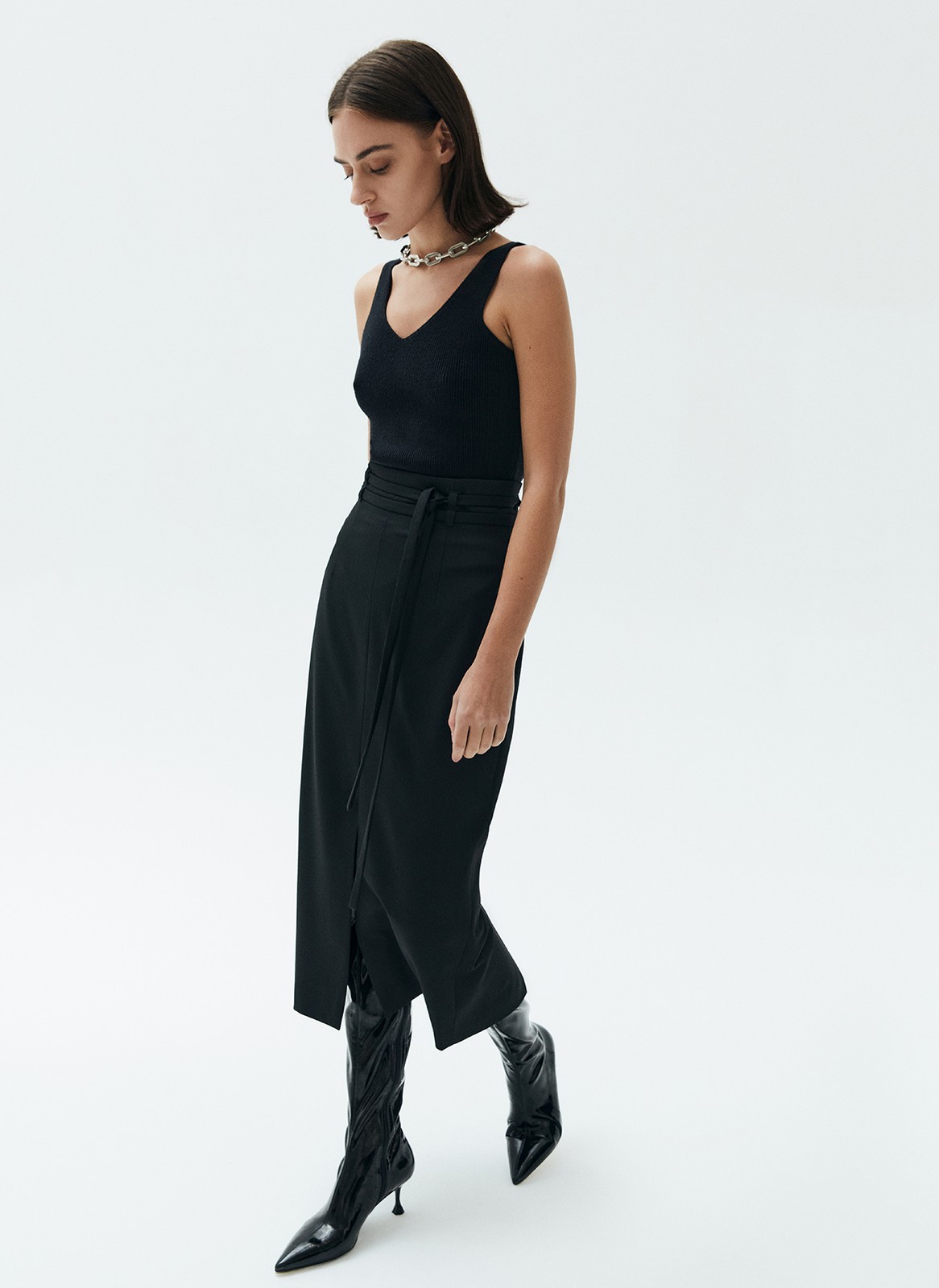 Юбка миди с разрезом спереди и тонким поясом из собственной ткани, цвет: Черный Allweneed
Юбка длины миди с разрезом. К изделию мы добавили тонкий пояс в тон. Эта модель отлично создает женственный силуэт благодаря акценту на талии. Юбку можно надевать в офис или на вечеринки, главное правильно стилизовать. Нам нравится, как модель смотрится с топами и боди.