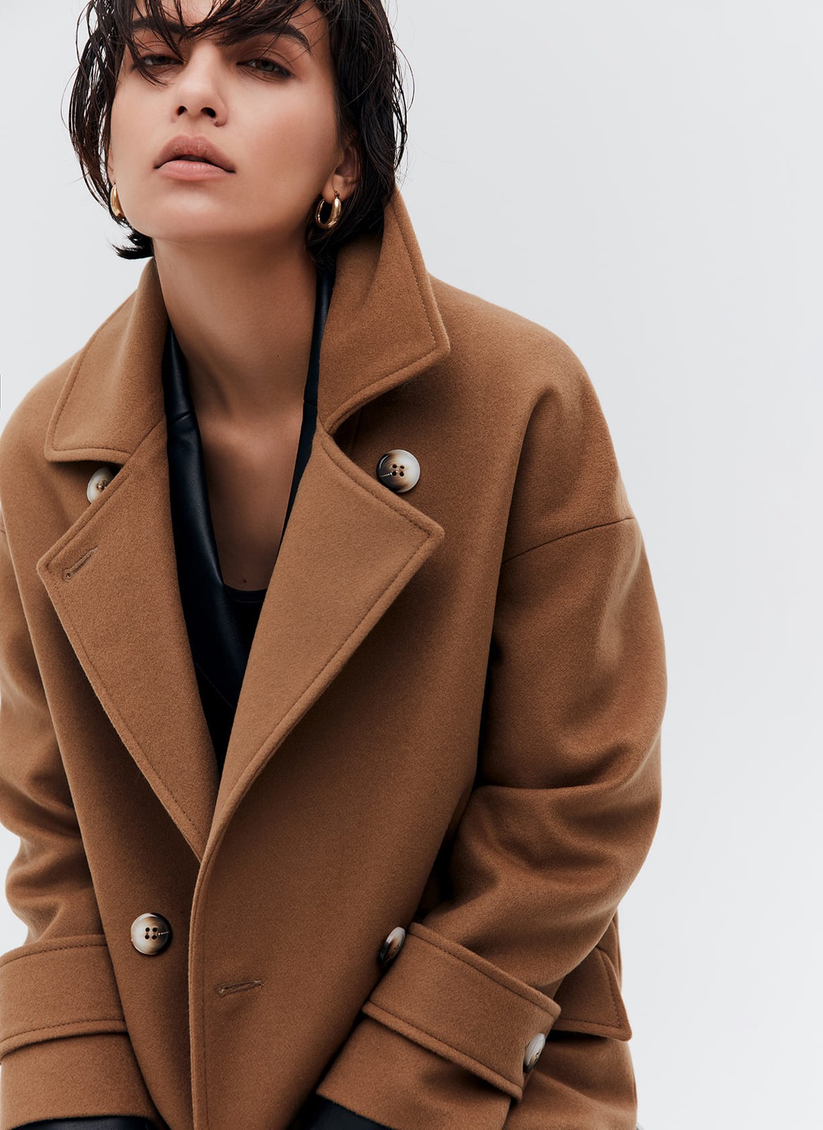 Пальто-кокон двубортное, цвет: кэмел Allweneed Свободное пальто на пуговицах. Актуальный силуэт кокон, длина миди и шлица сзади для удобства движений. Линия плеча немного спущена, застежка на четыре контрастные пуговицы и прорезные по диагонали карманы с клапанами. Модель дополнит осенние образы с джинсами и брюками, с платьями-свитерами и высокими сапогами.
Температурный режим до +5 C