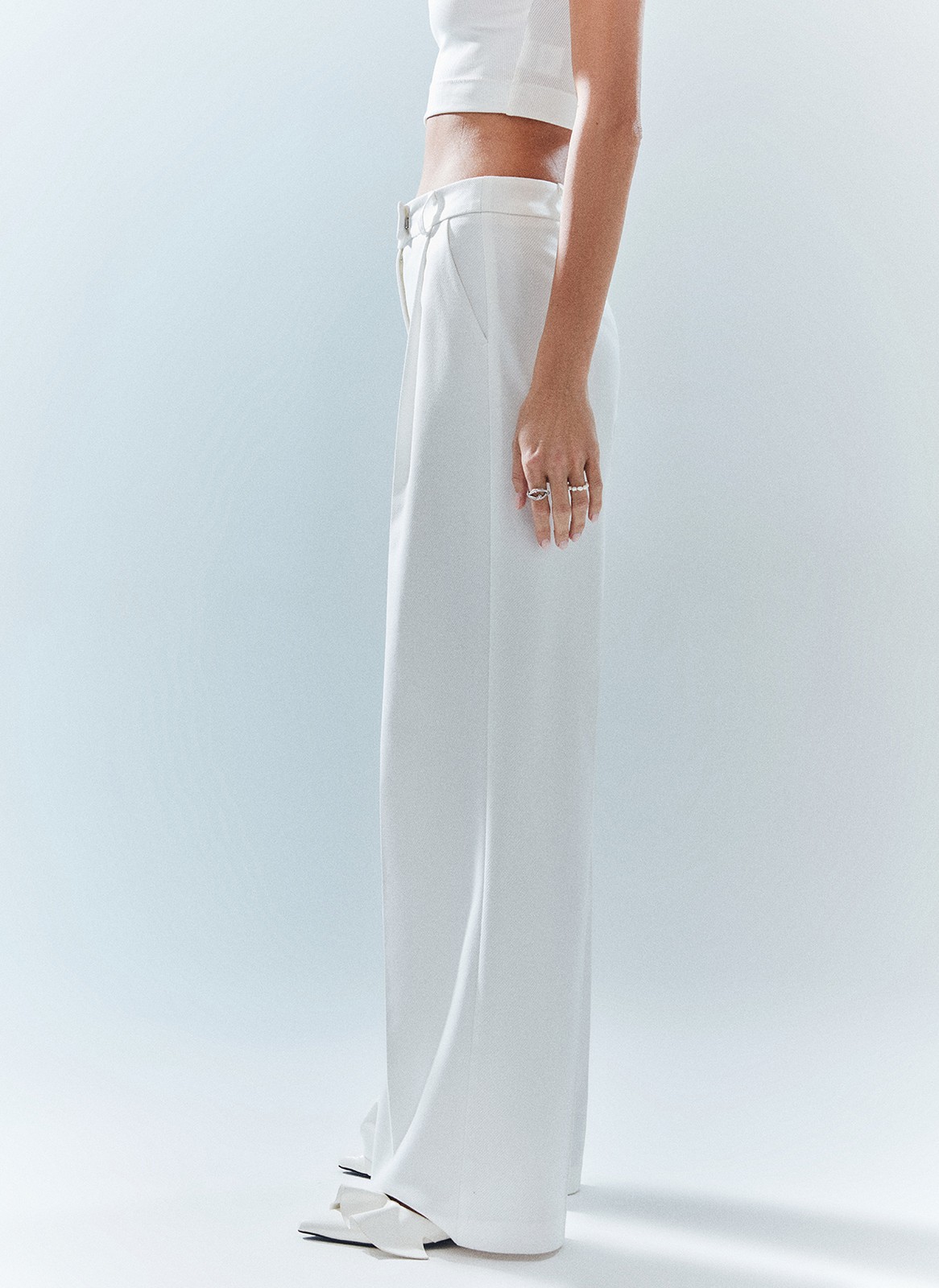 Брюки широкие полной длины, цвет: белый Allweneed Брюки на средней посадке полной длины. Скрытая застёжка на молнию. Модель свободного кроя делает силуэт визуально стройнее. Приятная к телу костюмная ткань хорошо держит форму и обеспечивает правильную посадку по фигуре. Мы рекомендуем сочетать брюки с жакетом из новогодней коллекции, дополняя комплект броскими украшениями в праздничную ночь и топом в рубчик в будничной жизни. Представлены в трёх цветах: сиреневый рассказывает о тихом утре 1 января, красный апельсин символизирует мандарины и гирлянды, а белый это чистый зимний снег.