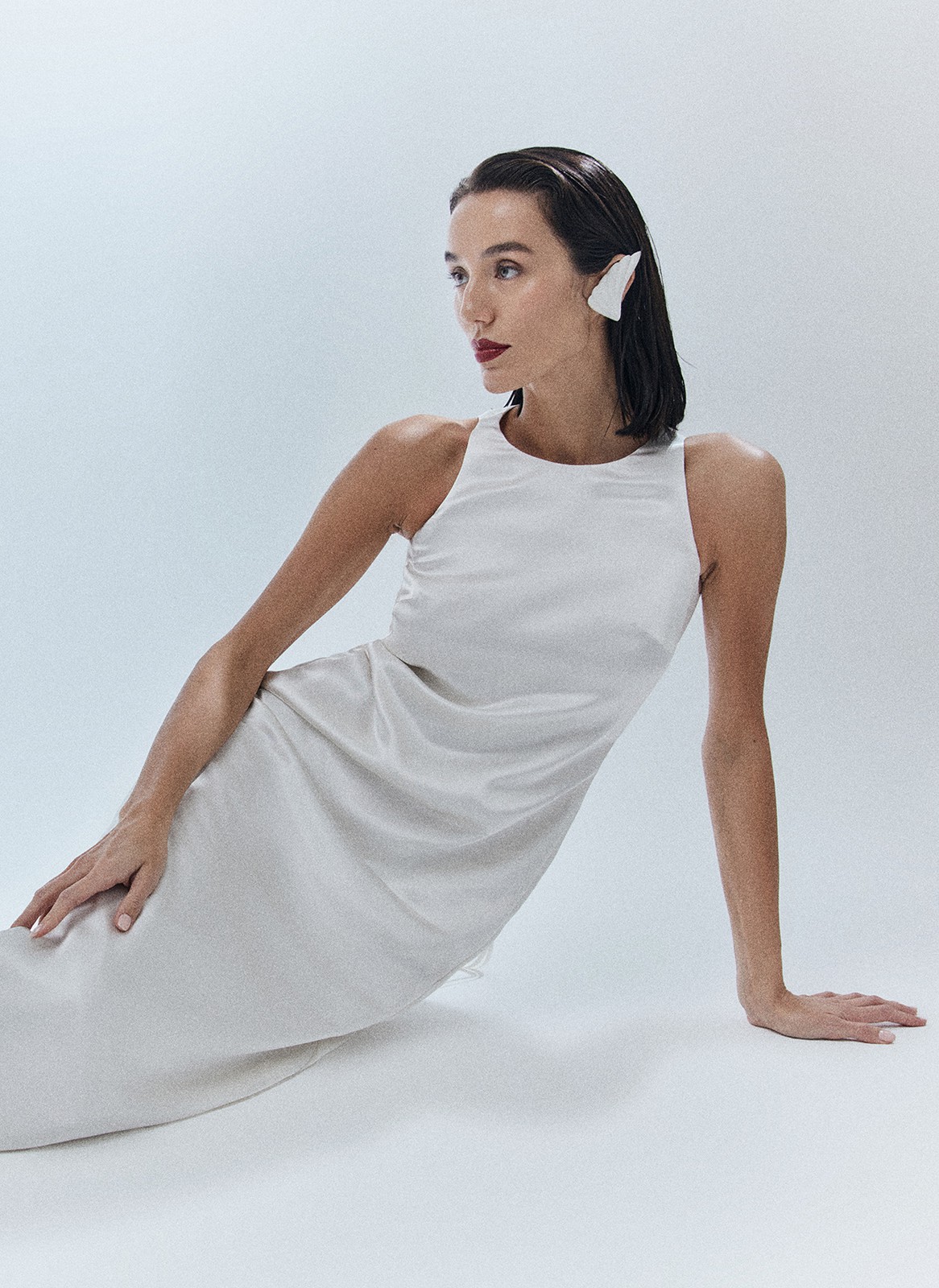 Платье с вырезом халтер, цвет: молочный Allweneed Платье длины макси с вырезом халтер. Легкая и летящая модель переливается и струится нежным водопадом по вашей коже. Специальная вытачка обеспечивает хорошую посадку по фигуре. Модель не слишком свободная, но и не слишком облегает. С помощью пояса-ленточки можно немного затянуть изделие. Наденьте платье на праздничный ужин с сияющими украшениями.