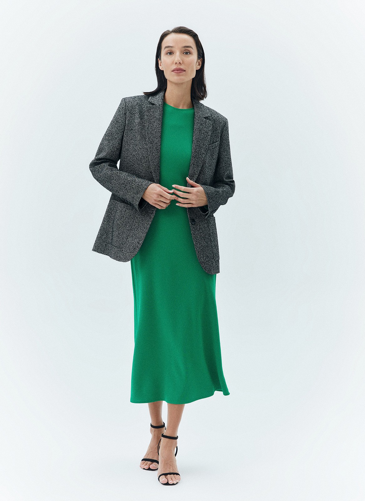 Жакет oversize с широкими плечами, цвет: Черный Allweneed
Однобортный жакет с широкими плечами. Модель выполнена из фактурной, буклированной ткани. Два накладных кармана. Мы сделали трендовый жакет с акцентной линией плеча. Если вы хотите более уверенный образ, смело добавляйте в гардероб эту модель. Мы советуем присмотреться к брюкам из коллекции, чтобы сочетать с жакетом.