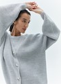 Кардиган вязаный, цвет: светло-серый Allweneed
Свободный кардиган из мягкой шерстяной ткани. Объемная и удлиненная модель для уютных посиделок с подругой за чашкой чая. Широкие рукава и декоративные пуговицы. Вязка кардигана плотная и формоустойчивая, что позволяет долго сохранять тепло. Носите с любимыми джинсами или юбками.