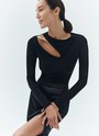 Лонгслив с фигурным вырезом, цвет: Черный Allweneed Лонгслив из мягкого трикотажа с фактурным вырезом. Высокое горло позволяет носить модель с пальто даже когда на улице ветрено. Ткань приятно облегает тело и дарит ощущение комфорта. Акцентной деталью является асимметричный вырез, который добавляет нотку игривости в образ. Сочетайте с джинсами и юбками из экокожи.
