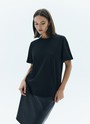 


Футболка из эластичного и мягкого хлопка. Модель свободного кроя со спущенным плечом. Благодаря хлопку в футболке комфортно целый день. Носите с джинсами, юбками и брюками.