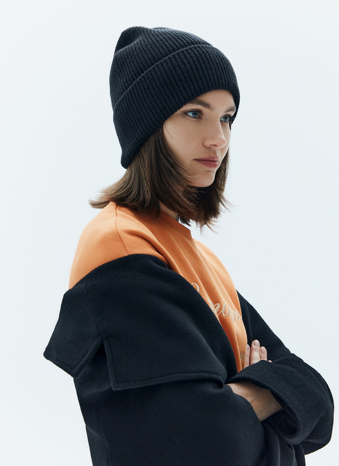 


Шапка из тёплой шерсти в новом исполнении. Приятная на ощупь ткань согревает и защищает от ветра. Сочетайте с шарфом и перчатками из коллекции.