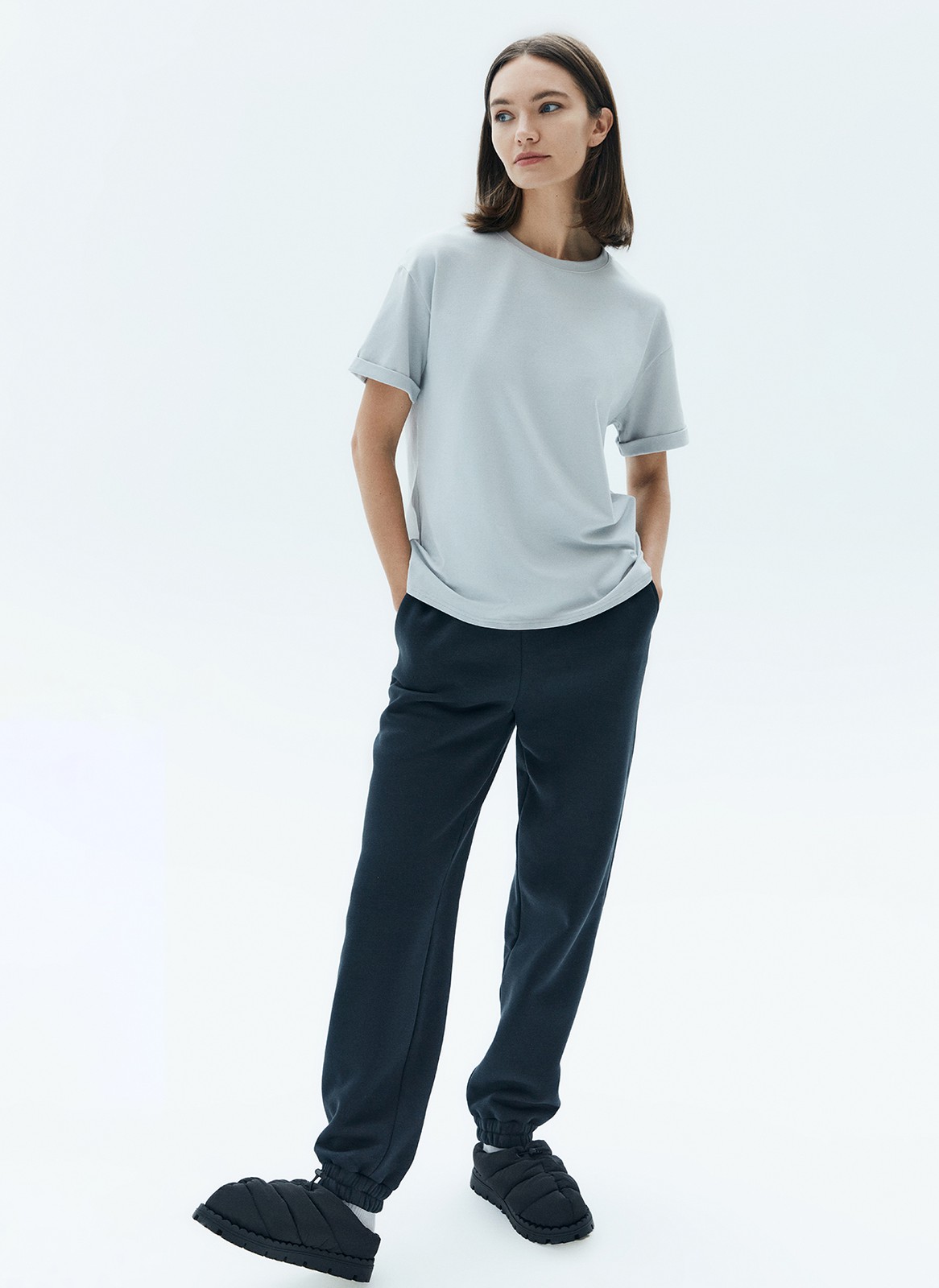 


Футболка из эластичного и мягкого хлопка. Модель свободного кроя со спущенным плечом. Благодаря хлопку в футболке комфортно целый день. Носите с джинсами, юбками и брюками.