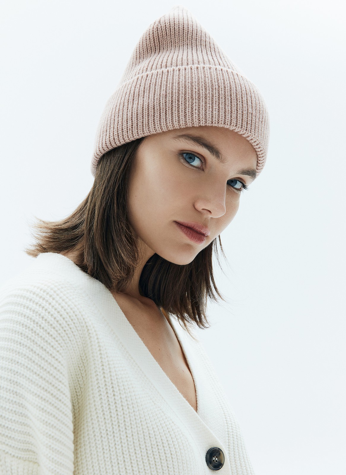 


Шапка из тёплой шерсти в новом исполнении. Приятная на ощупь ткань согревает и защищает от ветра. Сочетайте с шарфом и перчатками из коллекции.