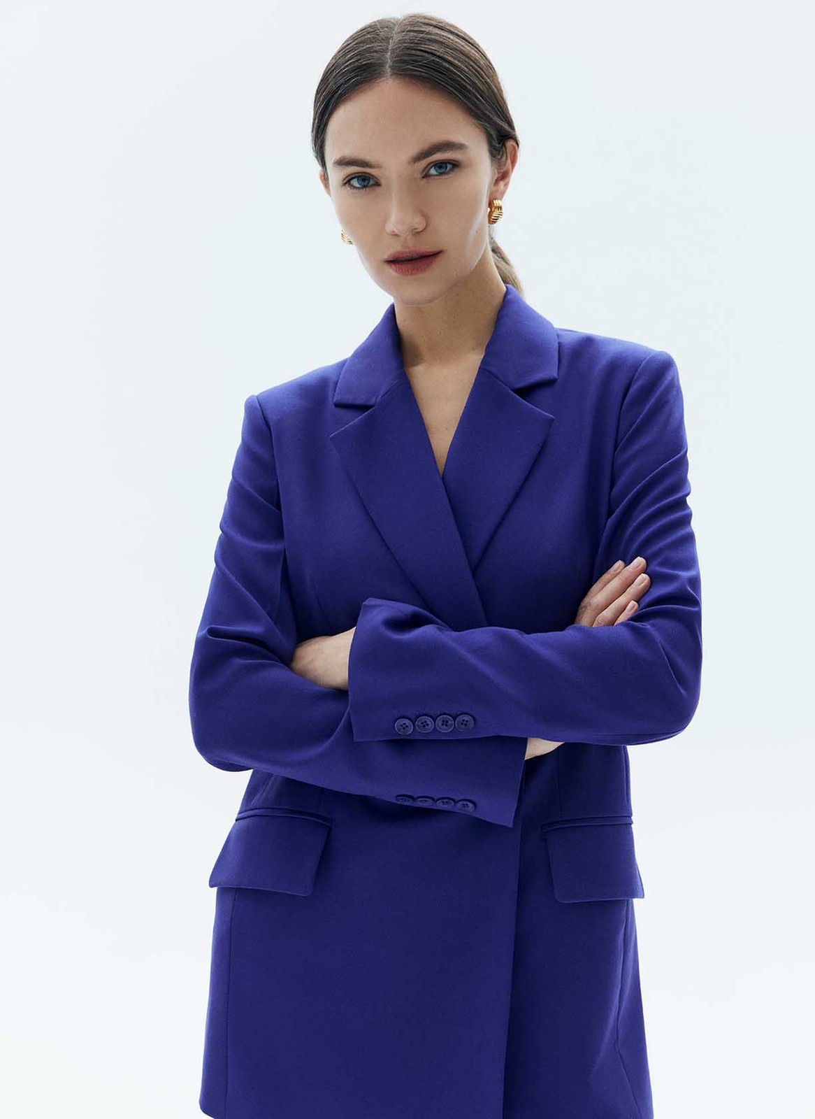 Жакет удлиненный, цвет: Сине-фиолетовый Allweneed
Жакет удлинённый слегка приталенного кроя. Двубортная модель с классической линией плеча и двумя накладными карманами. Новая костюмная ткань в этом сезоне обеспечивает ещё лучшую посадку по фигуре. Так модель хорошо смотрится на девушках с разной внешностью. Вы можете носить изделие с брюками, а также с джинсами и платьями.