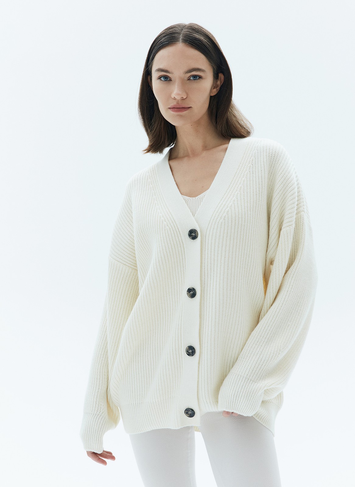 Кардиган вязаный, цвет: молочный Allweneed
Свободный кардиган из мягкой шерстяной ткани. Объемная и удлиненная модель для уютных посиделок с подругой за чашкой чая. Широкие рукава и декоративные пуговицы. Вязка кардигана плотная и формоустойчивая, что позволяет долго сохранять тепло. Носите с любимыми джинсами или юбками.
