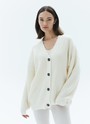Кардиган вязаный, цвет: молочный Allweneed
Свободный кардиган из мягкой шерстяной ткани. Объемная и удлиненная модель для уютных посиделок с подругой за чашкой чая. Широкие рукава и декоративные пуговицы. Вязка кардигана плотная и формоустойчивая, что позволяет долго сохранять тепло. Носите с любимыми джинсами или юбками.