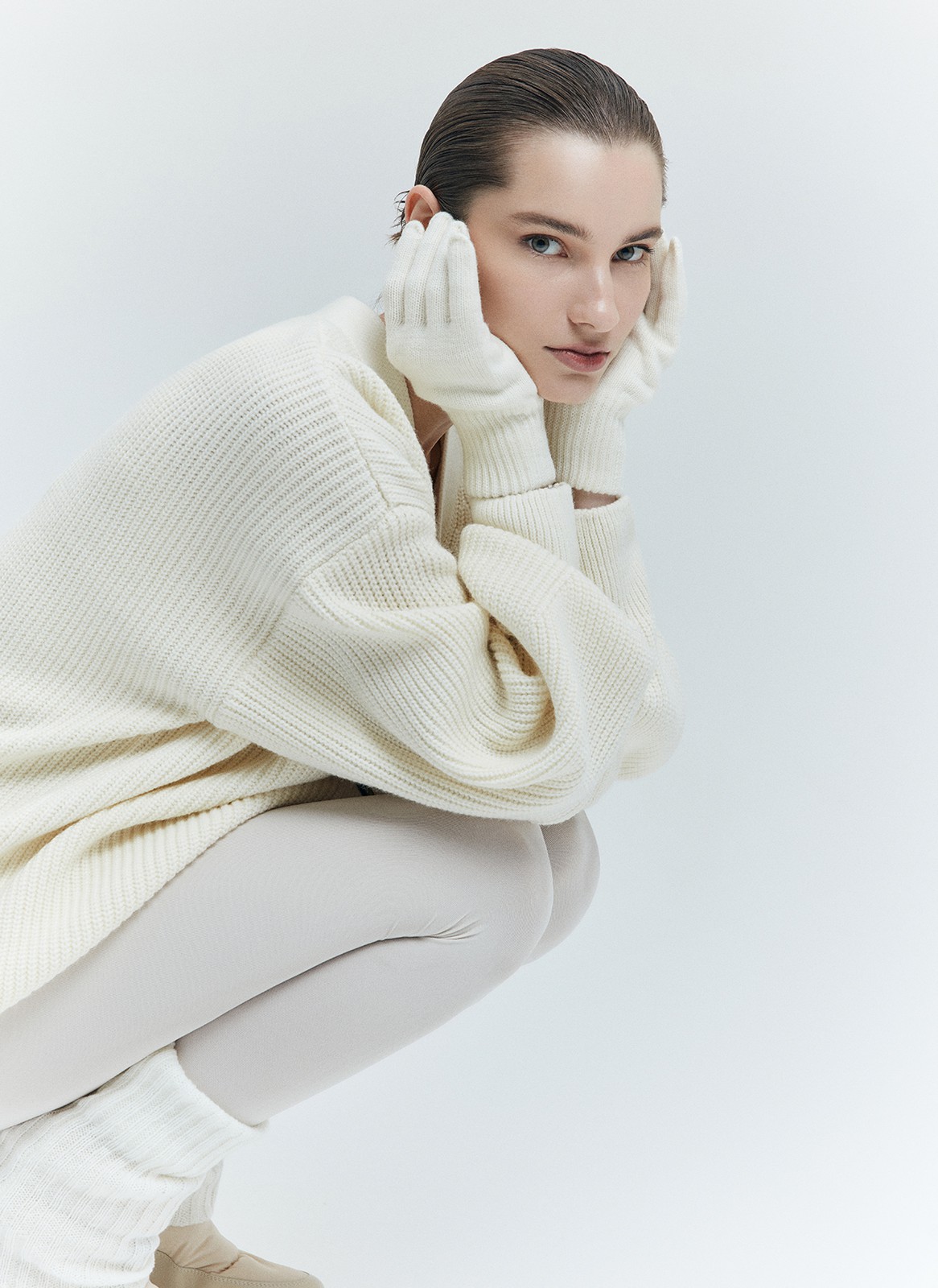 


Перчатки из 80% шерсти. Защищают руки от мороза и ветра. Сочетайте с шарфом и шапкой из новой коллекции.