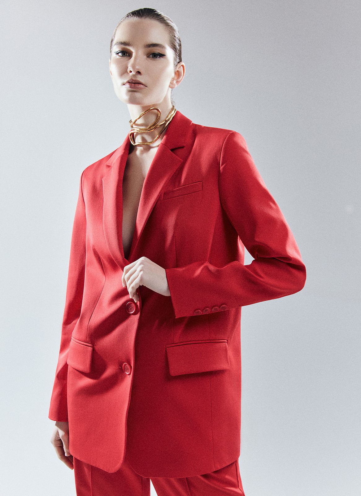 Жакет объёмный однобортный, цвет: красный Allweneed
Жакет свободного кроя. Приятная к телу костюмная ткань, которая хорошо держит форму. Два накладных кармана для того, чтобы спрятать телефон. Застежка на две пуговицы в тон. Акцентная линия плеча создает уверенный образ. Мы создали модель с посадкой чуть ниже бедра, чтобы фигура визуально становилась стройнее. Сочетайте с брюками из комплекта или носите отдельно.