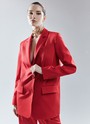 Жакет объёмный однобортный, цвет: красный Allweneed
Жакет свободного кроя. Приятная к телу костюмная ткань, которая хорошо держит форму. Два накладных кармана для того, чтобы спрятать телефон. Застежка на две пуговицы в тон. Акцентная линия плеча создает уверенный образ. Мы создали модель с посадкой чуть ниже бедра, чтобы фигура визуально становилась стройнее. Сочетайте с брюками из комплекта или носите отдельно.