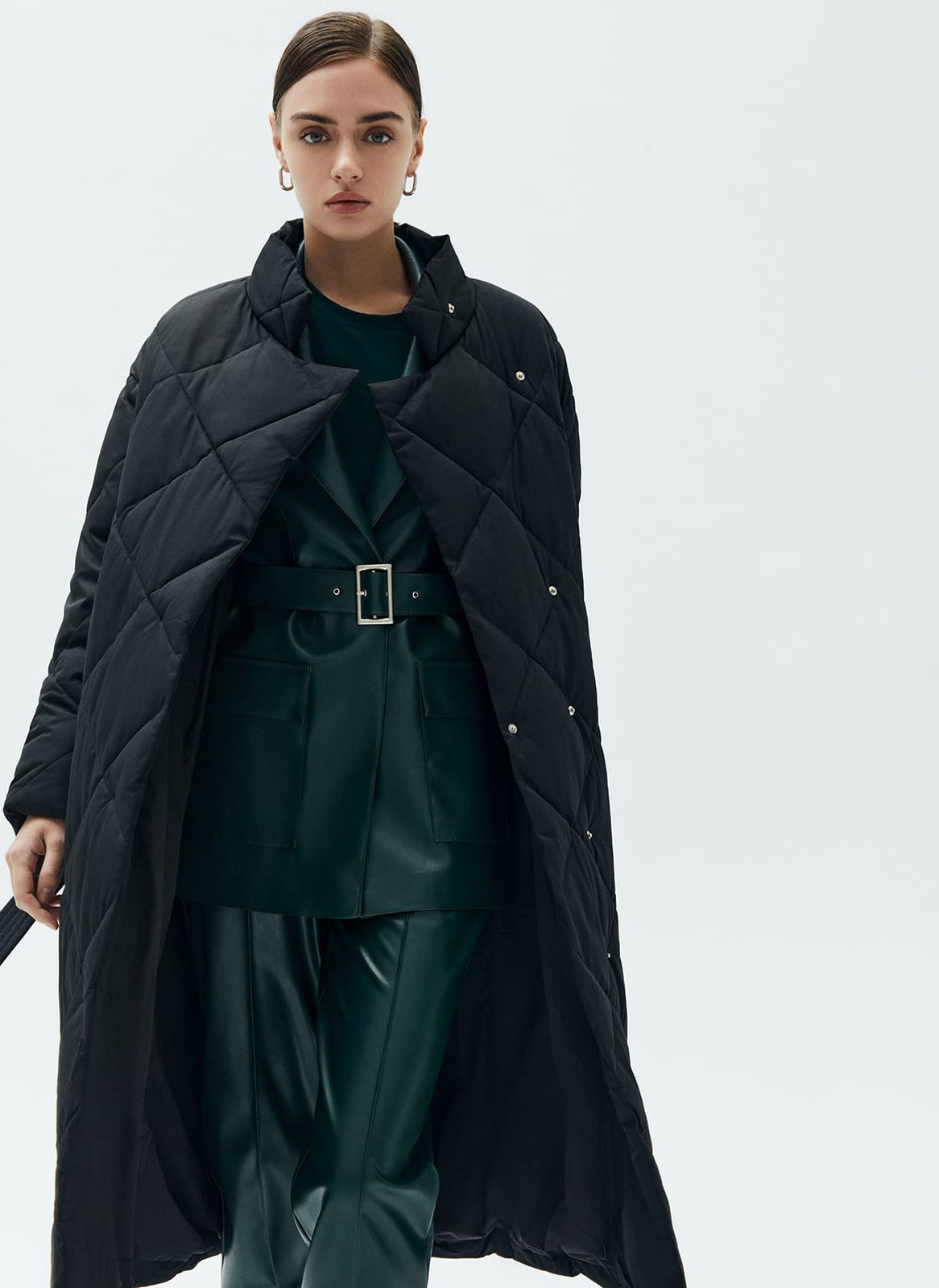 




Пуховик длины миди со стежкой в ромбик. Модель напоминает теплое и уютное одеяло, в котором можно спрятаться от мороза. Стежка является акцентной деталью модели. Пуховик имеет прорезные карманы и мягкий пояс на талии. Держит тепло до - 25. Для прогулки подберите шапку и шарф к пуховику. Изделие имеет водоотталкивающий эффект. В сильный дождь использование зонта обязательно.

