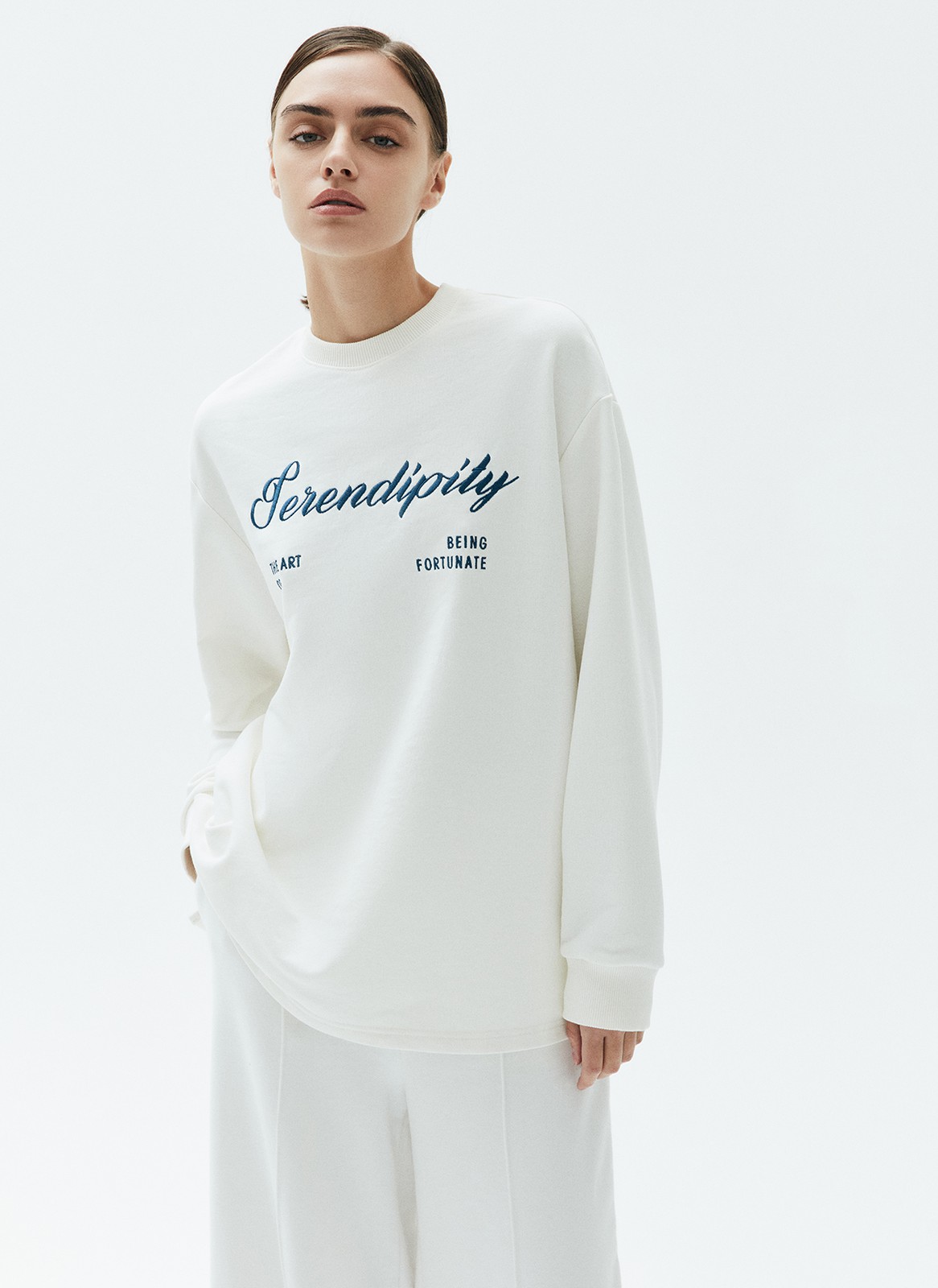 Свитшот с вышивкой, цвет: молочный Allweneed Свитшот свободного кроя из плотного трикотажа. Модель имеет разрезы по боковым швам, спущенное плечо и удлиненный рукав. Акцентная деталь вышивка. Благодаря приятной на ощупь ткани вы комфортно проведете в свитшоте целый день. Мы советуем сочетать с юбками и джинсами, а также составлять многослойные образы с рубашками.