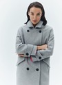 Пальто-кокон двубортное из шерсти и кашемира, цвет: серый Allweneed Свободное пальто из премиальной шерсти на пуговицах. Мы выполнили модель из итальянской шерсти и нежного кашемира, который дарит благородный сатиновый блеск. Актуальный силуэт кокон, длина миди и шлица сзади для удобства движений. Линия плеча немного спущена, застежка на четыре контрастные пуговицы и прорезные по диагонали карманы с клапанами. Пальто дополнит осенние образы с джинсами и брюками, с платьями-свитерами и высокими сапогами.
Температурный режим до +5 C
На модели размер XS