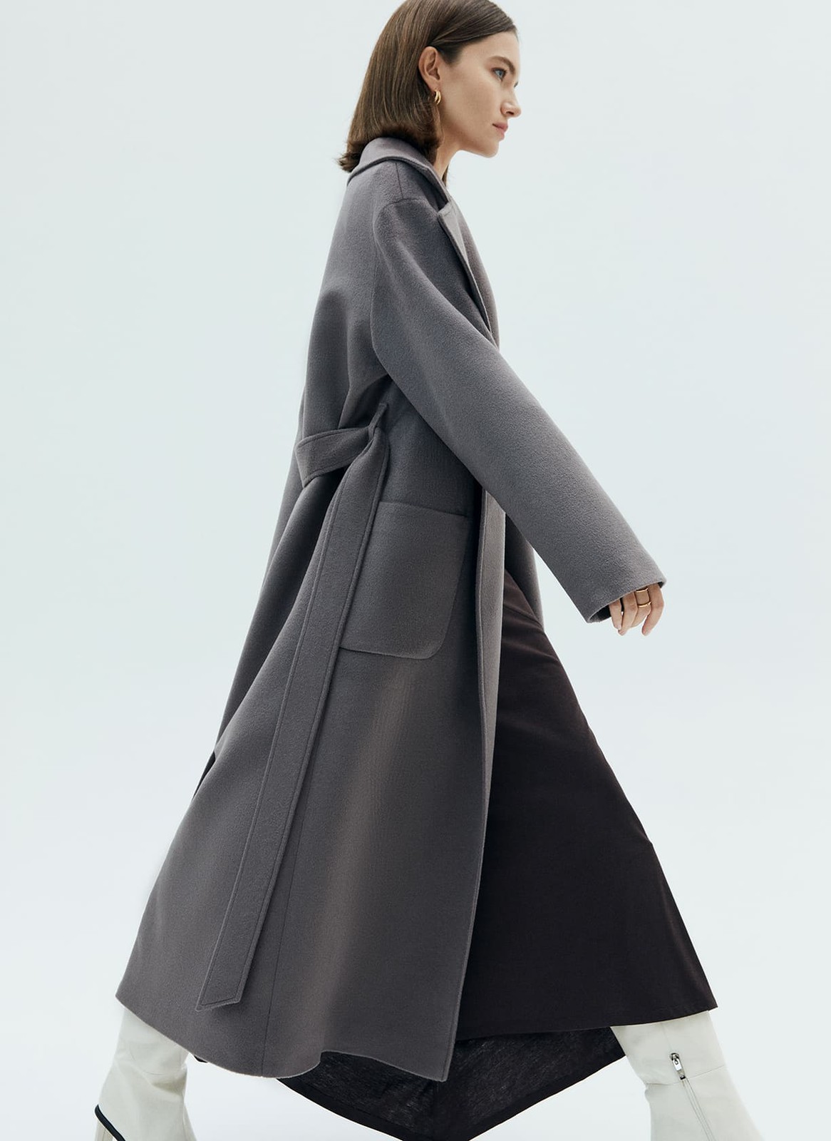 Пальто-халат с накладными карманами, цвет: темно-серый Allweneed
Пальто-халат в новом исполнении. Мы cделали более удлиненную модель, но сохранили все важные детали: отложной воротник, треугольные лацканы и пояс. Пальто выполнено из теплой шерсти с мягким отливом. Модель имеет два глубоких кармана для перчаток и других мелочей. Мы любим такой фасон за лаконичность и универсальность. Создавайте женственные образы или более расслабленные.