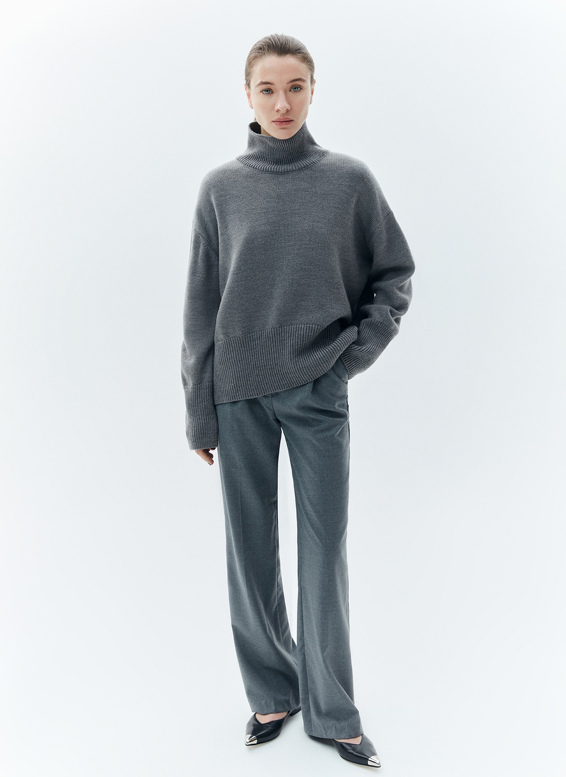 Шерстянойджемпер oversize. Высокая горловина оформлена ребристой окантовкой для уютного образа и защищает от сильного ветра, а спущенное плечо позволяет носить джемпер с футболками и водолазками для тепла. Модель легко садится под пальто с отложным воротником и заменяет шарф при плохой погоде. Джемпер станет отличным дополнением базового гардероба.