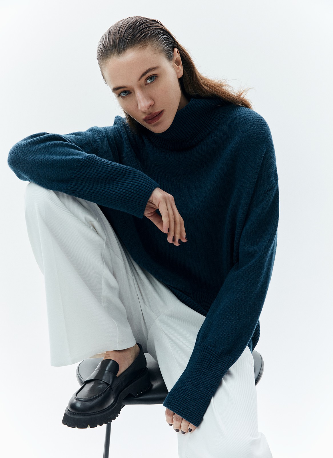 Свитер с высоким горлом, цвет: Индиго Allweneed Шерстянойджемпер oversize. Высокая горловина оформлена ребристой окантовкой для уютного образа и защищает от сильного ветра, а спущенное плечо позволяет носить джемпер с футболками и водолазками для тепла. Модель легко садится под пальто с отложным воротником и заменяет шарф при плохой погоде. Джемпер станет отличным дополнением базового гардероба.