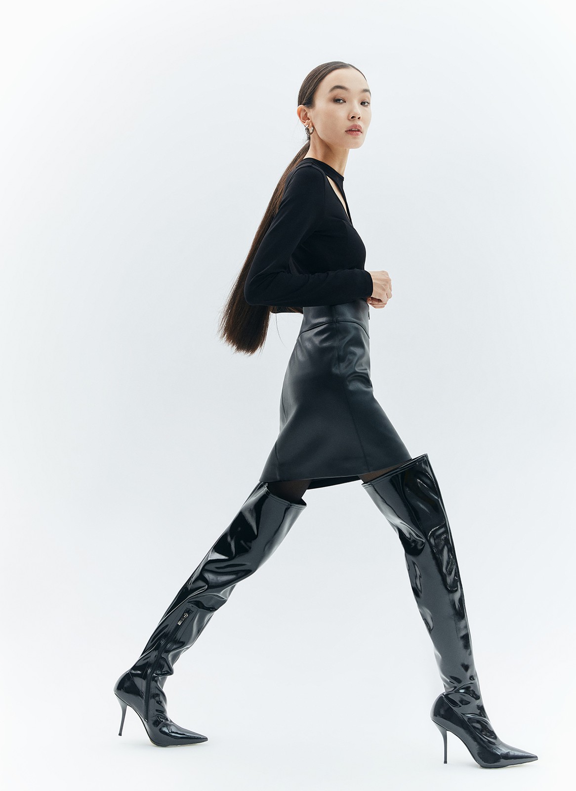 


Юбка длины мини с застёжкой на металлическую молнию. Модель с завышенной талией, чтобы сочетать с укороченными свитерами. Для изделия мы выбрали гладкую экокожу с матовым блеском универсальное решение, которое дополнит и яркие, и пастельные оттенки.