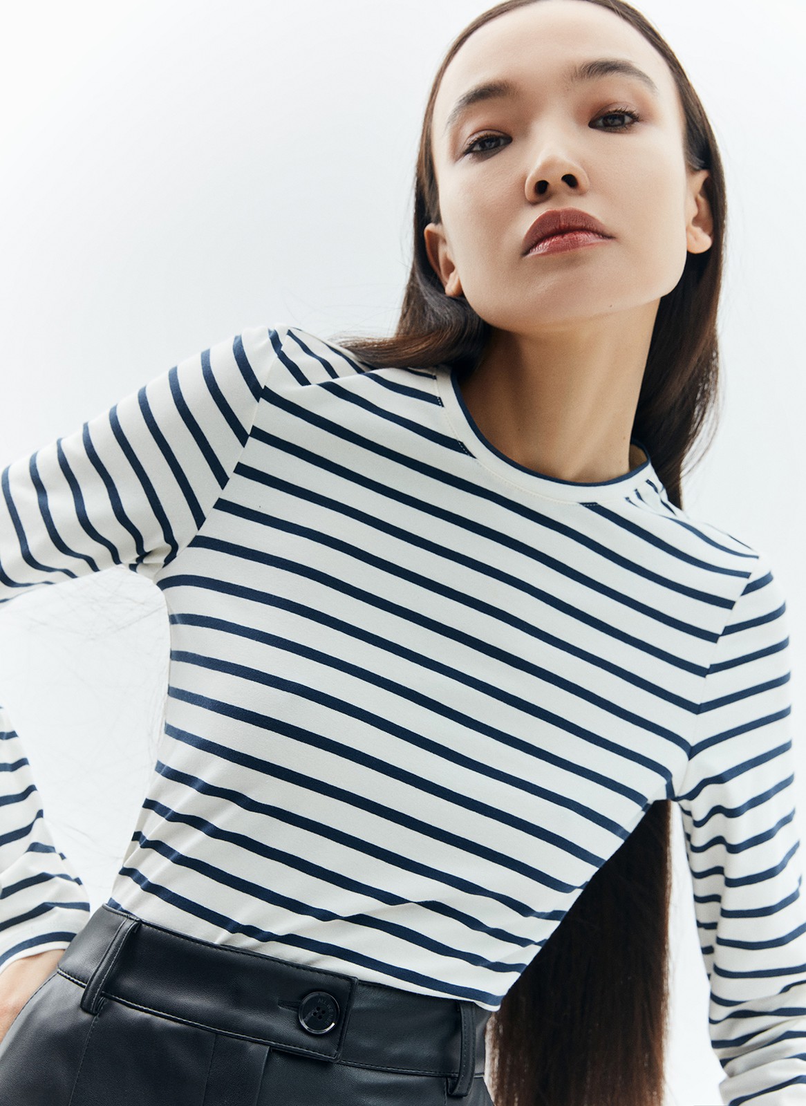 Лонгслив, цвет: Молочно-синий Allweneed
Лонгслив из хлопкового полотна. Пластичная, но не слишком плотная модель. Круглая горловина обработана бейкой из основной ткани. Втачные рукава формируют правильную линию плеч. Эта базовая модель с длинными рукавами будет хорошо смотреться и со свободным жакетом, и самостоятельно.