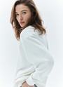 СВИТШОТ OVERSIZE, цвет: молочный Allweneed
Свитшот объёмного кроя из мягкого трикотажа без начёса. Натуральный хлопок дышит и создаёт ощущение комфорта. Круглая горловина, спущенное плечо и эластичные манжеты для фиксации дарят свободу движений. Можно носить с трикотажными брюками или любимыми джинсами. Практичная повседневная вещь.