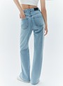 


Прямые джинсы с посадкой на линии талии. Ваша любимая модель полной длины. Четыре кармана и отстрочки на передней половинке брюк. Плотный деним позволяет держать форму и красиво облегать линию бедра. Мы выполнили модель из нашего премиального 100% хлопкового денима с авторской варкой и брендированной фурнитурой высокого качества, по которой нас узнают.