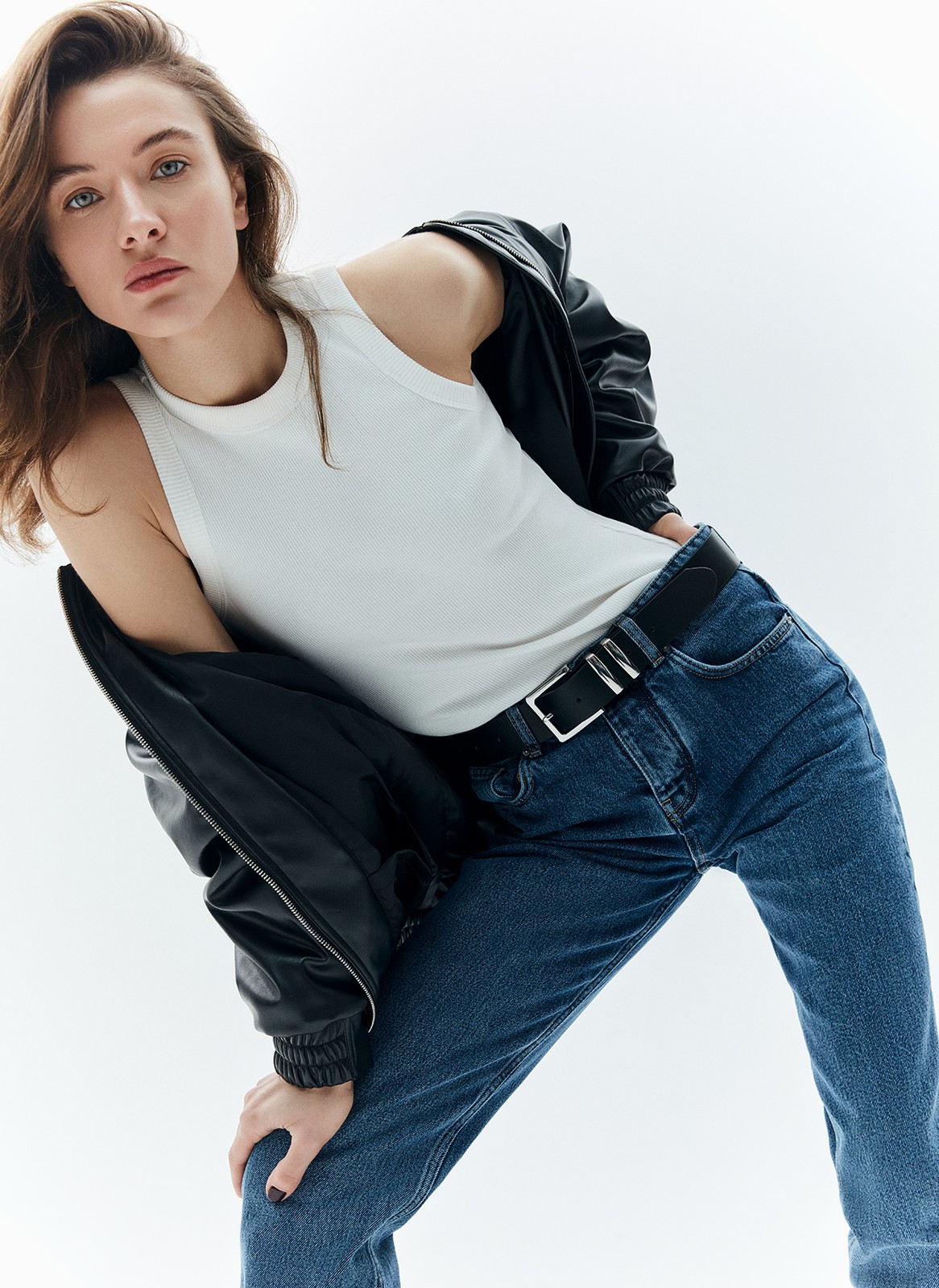 Майка в рубчик плотная (кроёный трикотаж), цвет: молочный Allweneed
Базовая майка в тонкий рубчик из мягкого, но формоустойчивого трикотажа. Модель комфортно облегает силуэт, приятна к телу, может служить интересной альтернативой футболке. Мы сочетаем изделие с джинсами, трикотажными джоггерами и костюмными брюками. В жаркую погоду советуем носить самостоятельно, а с наступлением прохлады под хлопковую рубашку или пиджак с мужского плеча.