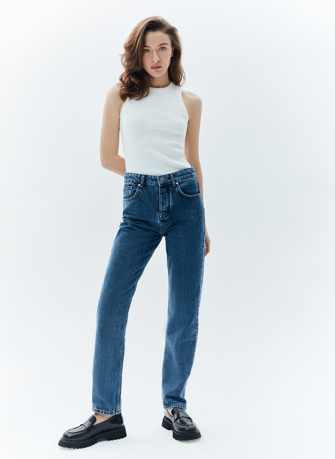 Джинсы straight fit со средней посадкой, цвет: синий Allweneed
Прямые джинсы умеренного прилегания, зауженные к низу. Модель на средней посадке компромиссный вариант между классической высокой и трендовой низкой. Крой вытягивает силуэт и визуально добавляет сантиметры росту. Плотный материал прекрасно держит форму и красиво облегает линию бедра. Вот уже несколько сезонов мы выделяем группу денима в своём ассортименте, благодаря чему вы стали узнавать нас ещё и по ней. Эта модель образец нашего высокого качества. Выполнены из премиального 100% хлопкового денима с авторской варкой и брендированной фурнитурой высокого качества.