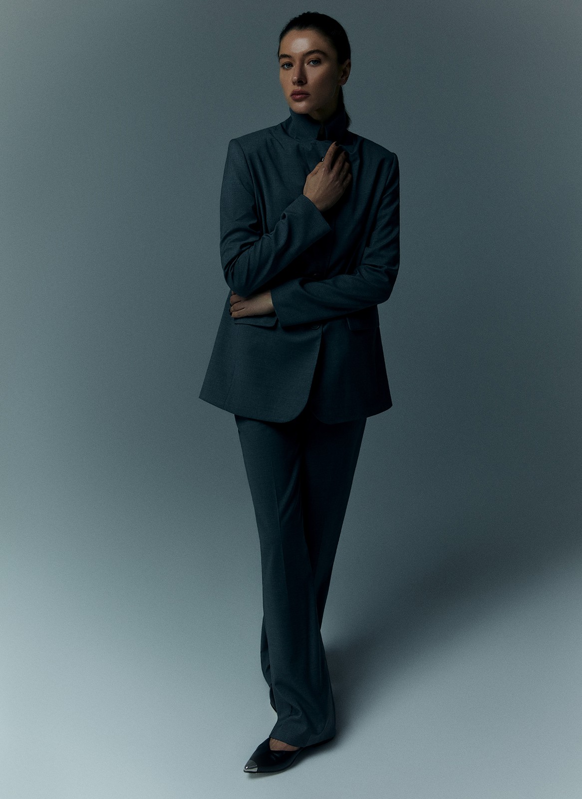 Жакет из тонкой шерсти (premium), цвет: серый Allweneed
Однобортный жакет классического силуэта с прилеганием по талии. Изделие имеет карманы с клапаном, отрезным бочком (напомним: это внутренний карман, который располагается в боковом шве) и вытачкой на полочке здесь все детали, которые выдают идеальный тейлоринг. Классическая линия плеча. Выполнен из шерсти с мягкой, ворсистой фактурой и дополнен шелковистой подкладочной тканью, которая дарит приятные тактильные ощущения. В двух благородных цветах: тёмно-синем и сером. Прекрасный вариант для перехода от зимы к весне.