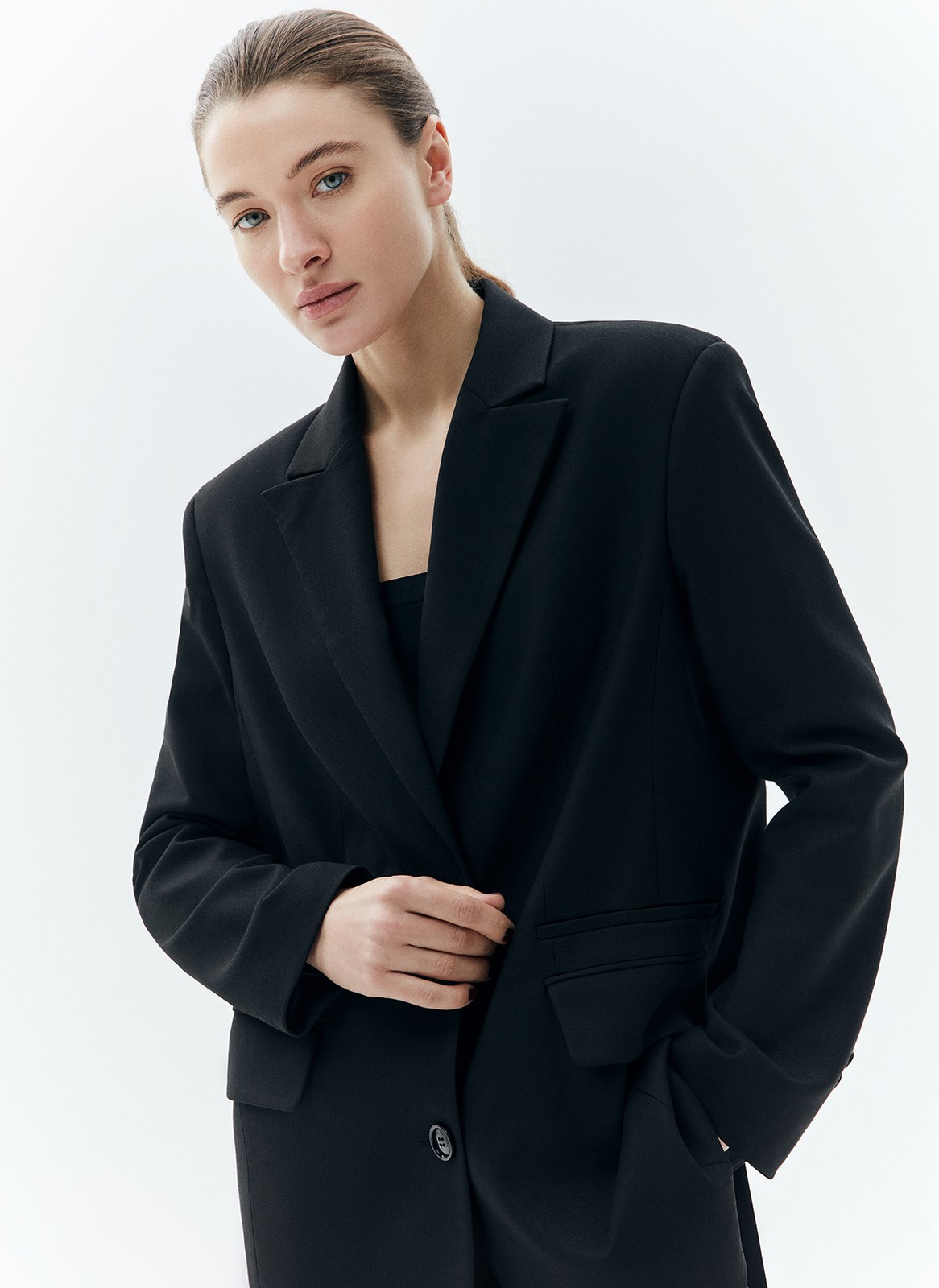 Жакет однобортный oversize, цвет: Черный Allweneed
Жакет с объёмной линией плеча. Шлица на спинке для декора и комфорта (не забудьте её разрезать). Мы создали слегка удлинённую модель свободного кроя, с небольшим прилеганием по талии, которая подходит девушкам разного роста. Изделие имеет карманы с клапаном, бочком, а также вытачкой на полочке и декоративной листочкой выше груди. Приятная костюмная ткань деликатно блестит и хорошо держит форму. В этом сезоне цвет играет для нас важное значение и отражает плавное погружение в весенний период. Два базовых оттенка и один акцентный изящный изумрудный.