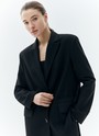Жакет однобортный oversize, цвет: Черный Allweneed
Жакет с объёмной линией плеча. Шлица на спинке для декора и комфорта (не забудьте её разрезать). Мы создали слегка удлинённую модель свободного кроя, с небольшим прилеганием по талии, которая подходит девушкам разного роста. Изделие имеет карманы с клапаном, бочком, а также вытачкой на полочке и декоративной листочкой выше груди. Приятная костюмная ткань деликатно блестит и хорошо держит форму. В этом сезоне цвет играет для нас важное значение и отражает плавное погружение в весенний период. Два базовых оттенка и один акцентный изящный изумрудный.