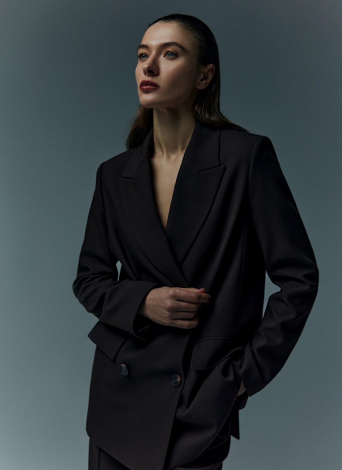 Жакет двубортный, цвет: шоколадный Allweneed
Свободный двубортный жакет из костюмной ткани благородного шоколадного цвета. Модель имеет характерные для мужских пиджаков строгие лацканы, а также карманы с клапаном в рамке. Классическая линия плеча. Костюмная поливискоза тонкая, мягкая, но при этом держит форму. Ткань почти не мнётся и хорошо сочетается с другими материалами. Нам нравится одновременно расслабленный и собранный силуэт жакета. Вы легко сможете комбинировать жакет с платьями, брюками и юбками.