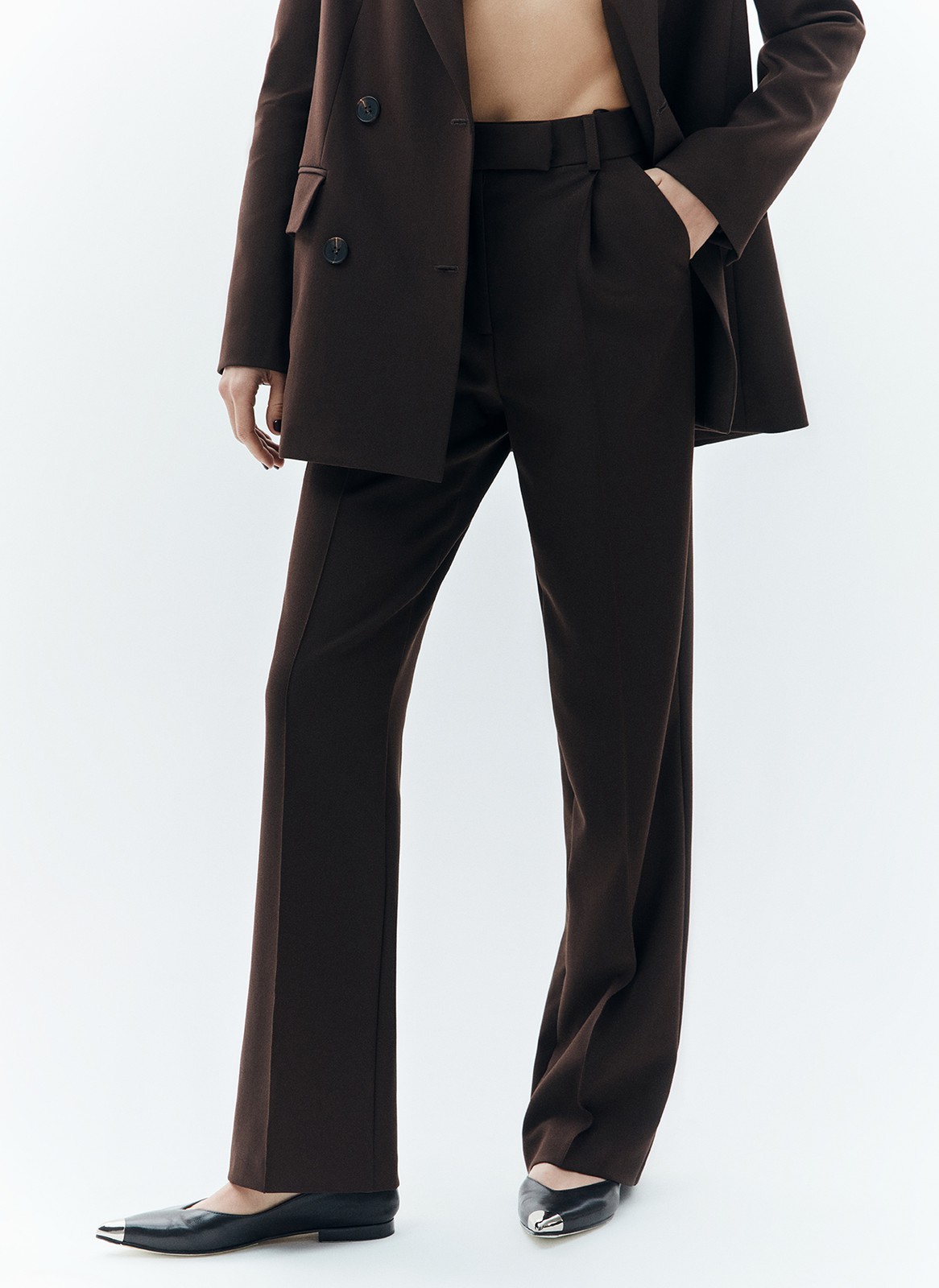 Брюки полной длины прямые, цвет: шоколадный Allweneed
Прямые, свободные брюки полной длины. Модель с защипами, переходящими в стрелки с отстрочкой. Застёжка на молнию, крючки и потайную пуговицу. Посадка на линии талии, чтобы сделать фигуру гармоничной. Карманы с подрезным бочком для любых мелочей. Брюки выполнены из приятной поливискозной ткани и представлены в трёх базовых оттенках. Вы можете создавать образы для офиса или на каждый день.