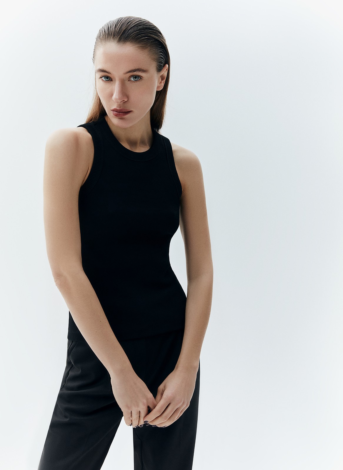 Майка в рубчик плотная (кроёный трикотаж), цвет: Черный Allweneed
Базовая майка в тонкий рубчик из мягкого, но формоустойчивого трикотажа. Модель комфортно облегает силуэт, приятна к телу, может служить интересной альтернативой футболке. Мы сочетаем изделие с джинсами, трикотажными джоггерами и костюмными брюками. В жаркую погоду советуем носить самостоятельно, а с наступлением прохлады под хлопковую рубашку или пиджак с мужского плеча.