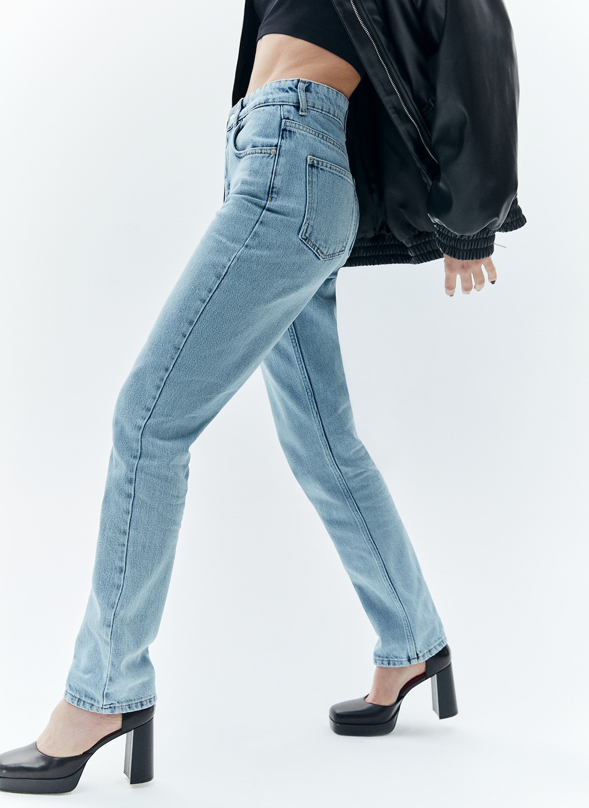 Джинсы straight fit со средней посадкой, цвет: голубой Allweneed
Прямые джинсы умеренного прилегания, зауженные к низу. Модель на средней посадке компромиссный вариант между классической высокой и трендовой низкой. Крой вытягивает силуэт и визуально добавляет сантиметры росту. Плотный материал прекрасно держит форму и красиво облегает линию бедра. Вот уже несколько сезонов мы выделяем группу денима в своём ассортименте, благодаря чему вы стали узнавать нас ещё и по ней. Эта модель образец нашего высокого качества. Выполнены из премиального 100% хлопкового денима с авторской варкой и брендированной фурнитурой высокого качества.