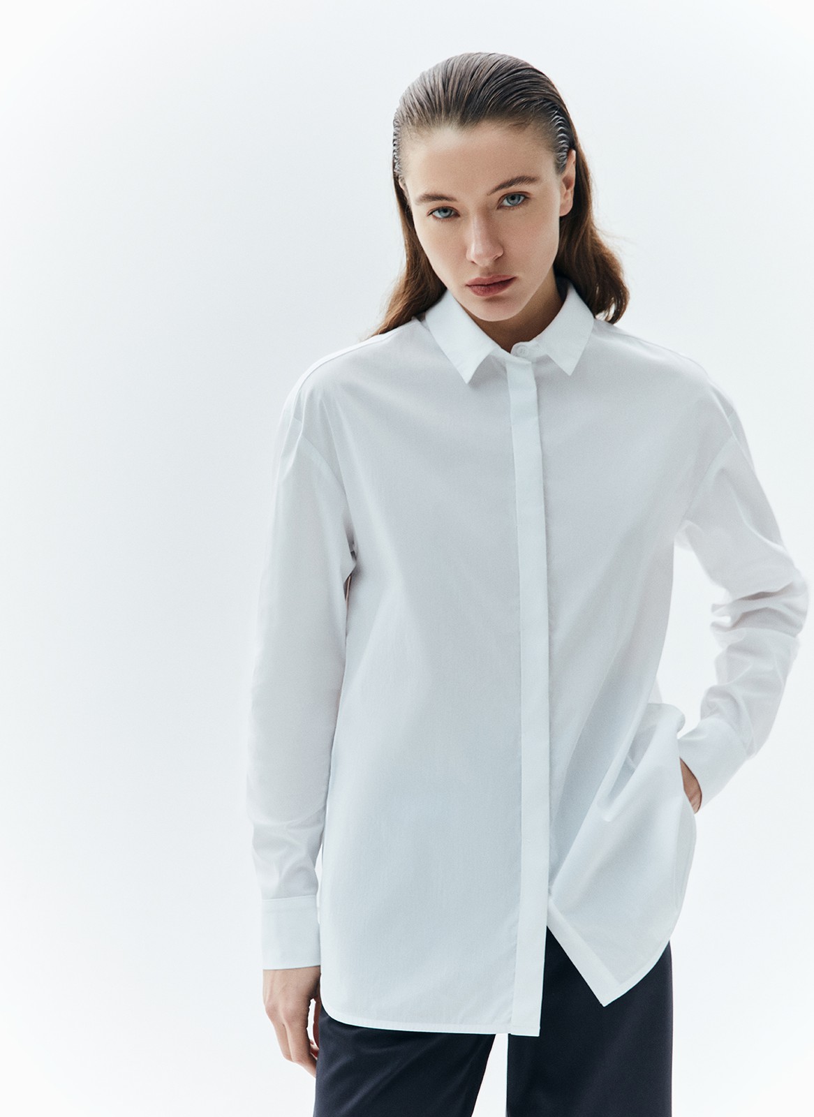 


Базовая рубашка свободного кроя с отложным воротником и застёжкой на пуговицы. Длинные рукава с классическими манжетами. Слегка удлинённая спинка. Носите самостоятельно или поверх майки, навыпуск или заправленной в контрастную юбку, шорты или брюки.