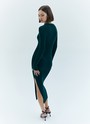 Вязаное платье миди облегающее, цвет: изумрудный Allweneed
Облегающее платье выполнено из пряжи, в состав которой входят вискоза и дралон. Сочетание этих материалов помогает изделию отлично держать форму, не вытягиваться, быть долговечным. Красивые рельефы подчеркивают талию, а аккуратный разрез с одной стороны делает платье дерзким и элегантным. Вы можете носить модель с любимым пальто и жакетами. Идеально, чтобы сбежать из офиса на свидание.