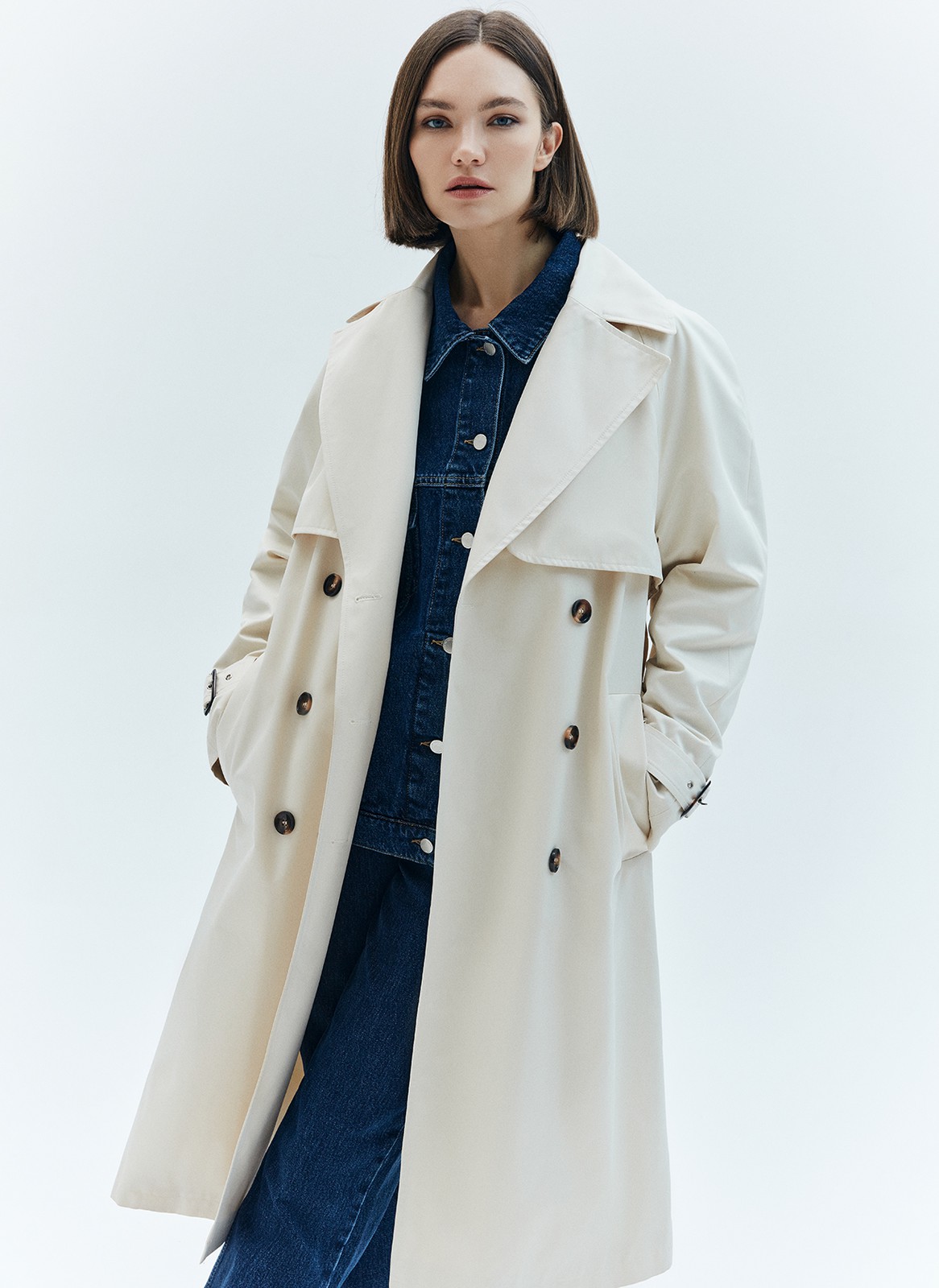 Тренч, цвет: Молочный Allweneed
Плащ двубортного кроя с застёжкой на крупные контрастные пуговицы. Отлетная кокетка, А-силуэт, манжеты для фиксации рукава и длинный пояс на талии добавляют образу лёгкости, а цветовая гамма создаёт поистине весеннее настроение. Мы любим плащ за то, что с ним можно составлять женственные образы в духе француженок.