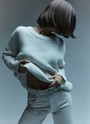 Свитер oversize, цвет: белый Allweneed
Хлопковый свитер крупной вязки. Модель свободного силуэта, с круглой горловиной. Легко вписывается в весенний гардероб. Материал дышит и позволяет поддерживать оптимальный температурный режим. Мы рекомендуем носить его как самостоятельно, так и надеть под него футболку или рубашку. Это одна из наших любимых моделей для прогулок или уютных посиделок с подругой.