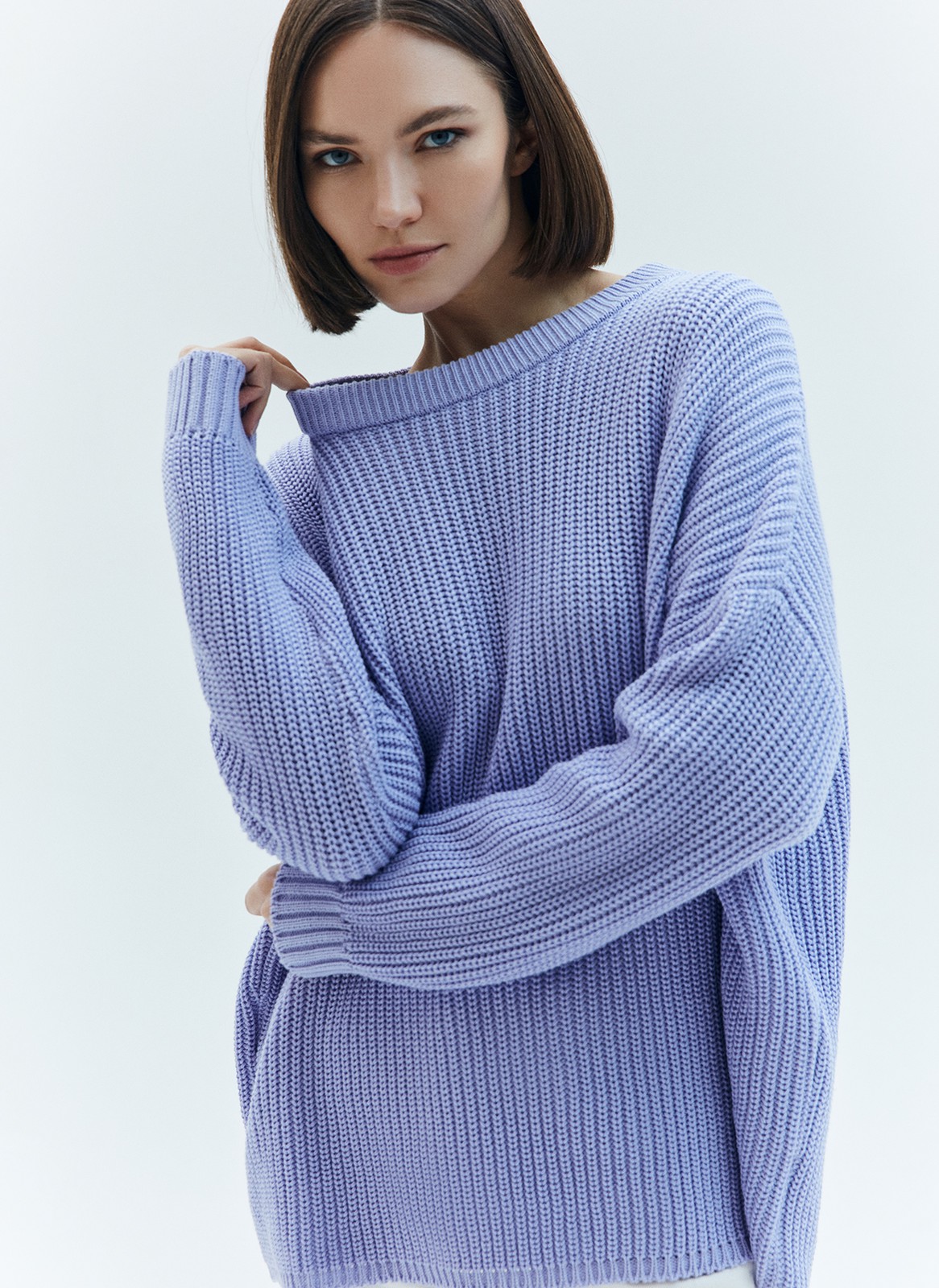 Свитер oversize, цвет: лавандовый Allweneed
Хлопковый свитер крупной вязки. Модель свободного силуэта, с круглой горловиной. Легко вписывается в весенний гардероб. Материал дышит и позволяет поддерживать оптимальный температурный режим. Мы рекомендуем носить его как самостоятельно, так и надеть под него футболку или рубашку. Это одна из наших любимых моделей для прогулок или уютных посиделок с подругой.