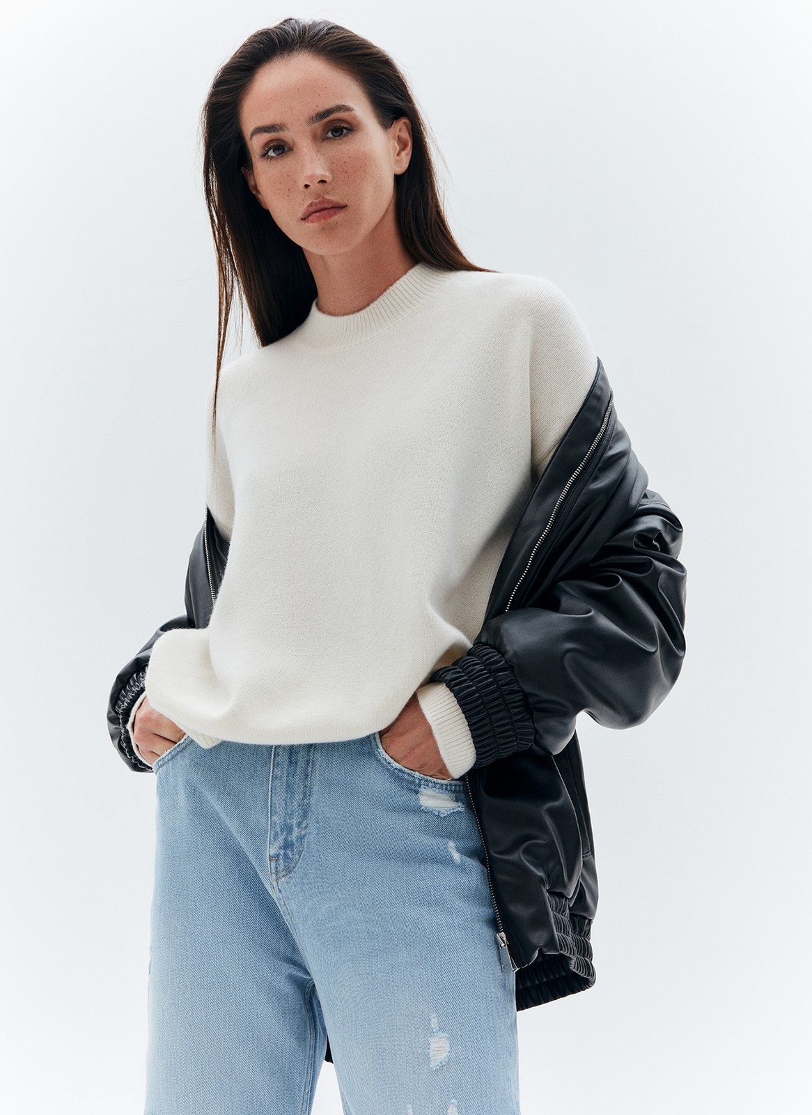 Кашемировый джемпер, цвет: молочный Allweneed
Джемпер из тонкой премиальной шерсти и кашемира. Комфортная посадка и мягкий материал, который нежно касается тела. Шерсть чудесно сохраняет тепло. Круглая горловина и длинный рукав. Отличный вариант, чтобы утеплиться прохладным вечером. Носите с шелковыми юбками, платьями и джинсами на прогулках.