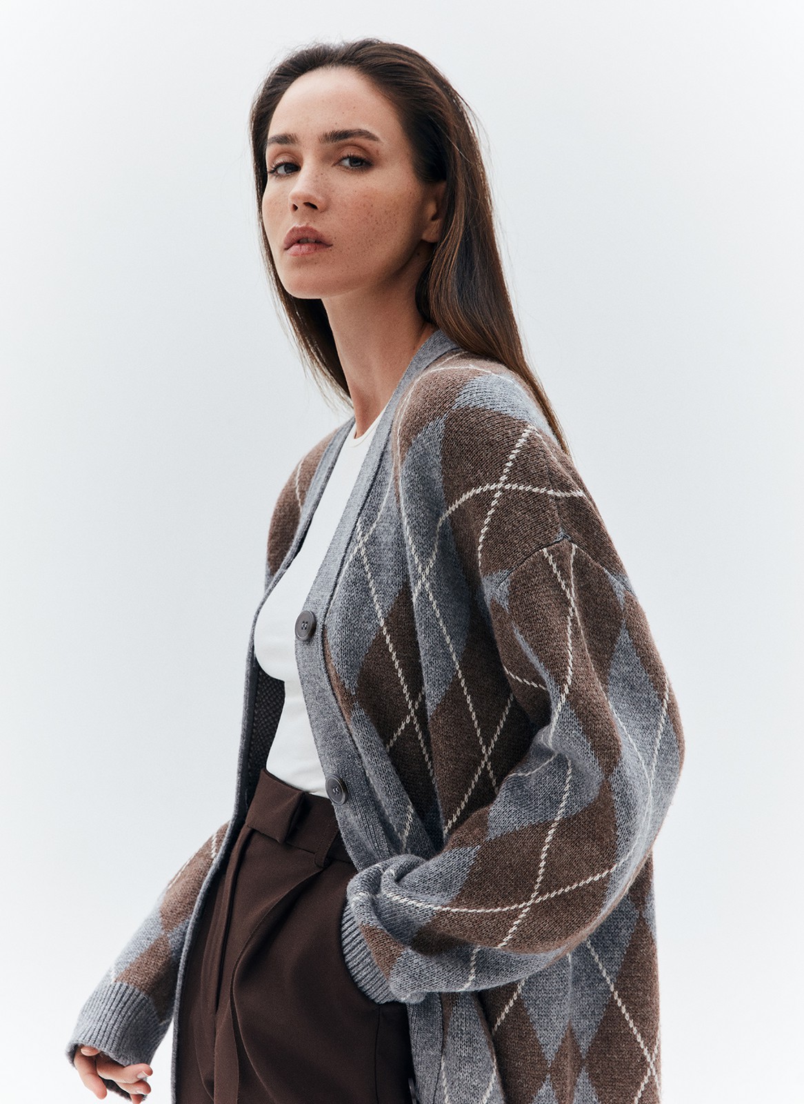 


Трендовый кардиган в духе стиля преппи одна из звёздочек этого дропа. Лёгкий оверсайз, увеличенная длина изделия и две актуальные расцветки зелёный и серо-бежевый ромб в перекрёстную белую полоску позволяют создавать совершенно разные образы. Днём носим его с джинсами и водолазкой, а вечером с шёлковой комбинацией или с плиссированной юбкой мини.